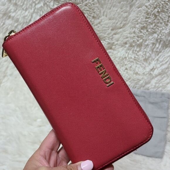 💯 Authentic Fendi zippy wallet 🍀 - Picture 3 of 12